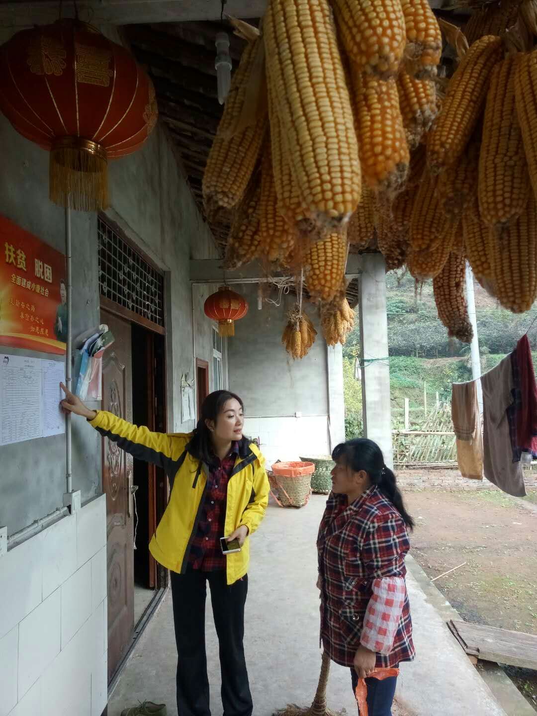 现场指导脱贫工作