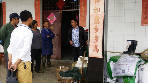 “王中王”胡明清正在向农户介绍有机肥的选择