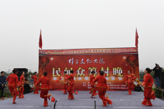 骡子坡文化大院在“民间众筹村晚”上表演舞蹈——《开门红》