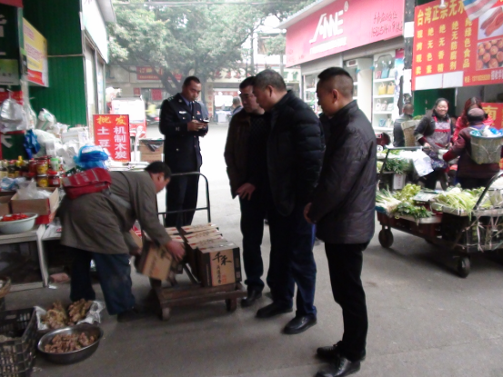 副县长曾贤清在东升路现场办公