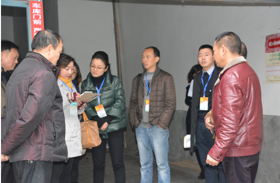 肖琳副县长在板桥村现场查看入户登记工作