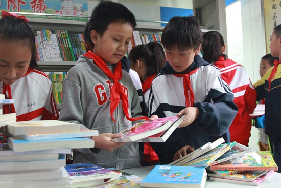同学们翻看图书