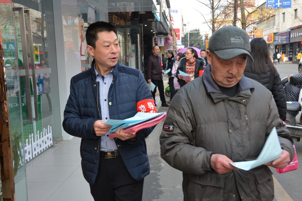 向过往群众发放宣传资料