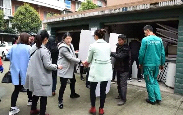 网格员为困难群众上门服务