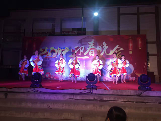 杨场镇狮子村村民正欢快地跳着藏族舞蹈