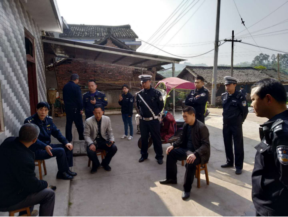 运政执法人员联合公安交警、镇政府整治张场镇三轮车非法载客 运政执法人员联合公安交警、镇政府整治张场镇三轮车非法载客