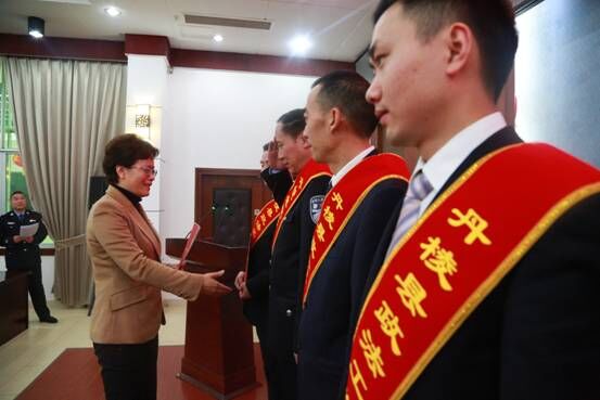 县委书记朱莉向政法先进工作者频奖