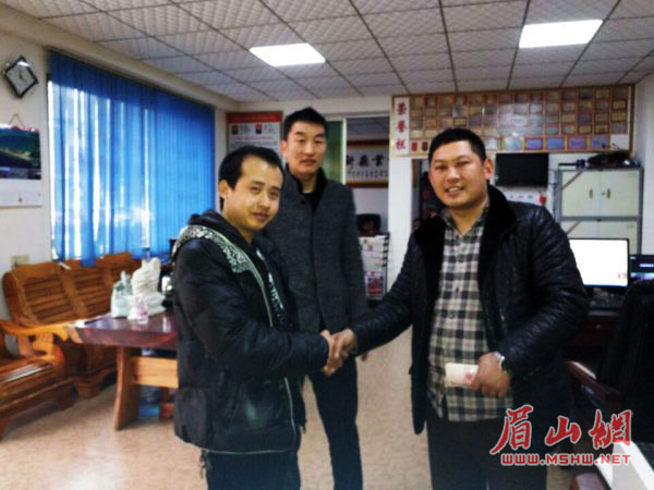 失主(右)向司机表示感谢