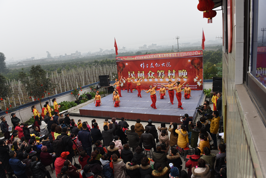 大雅老年文化大院在“民间众筹村晚”上表演舞蹈