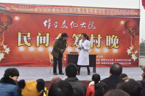 全国优秀文化志愿者王作平亲自上阵表演的小品