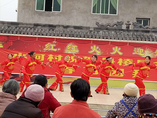 张场镇小河村的“村晚”演出场景