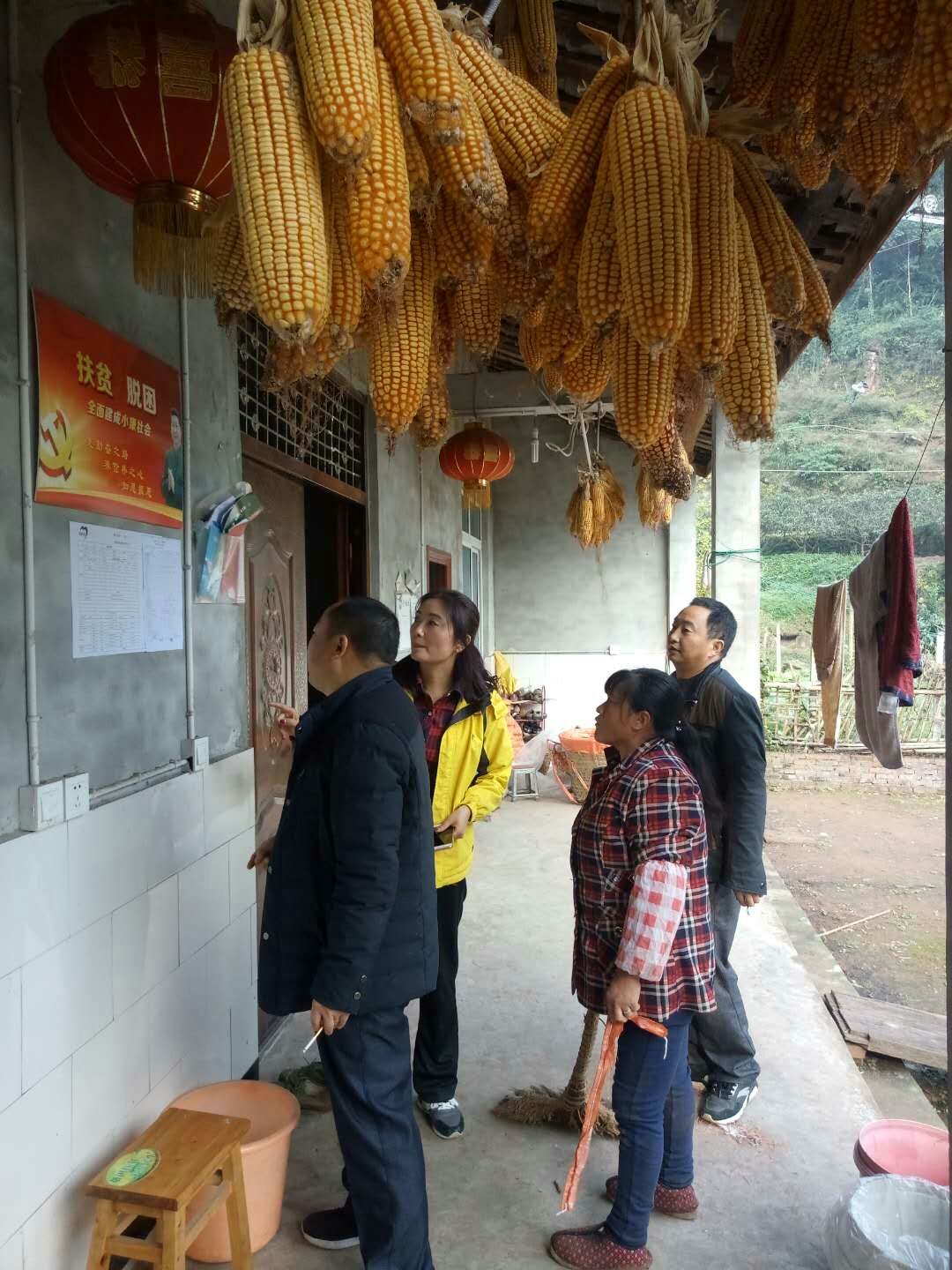 现场指导脱贫工作