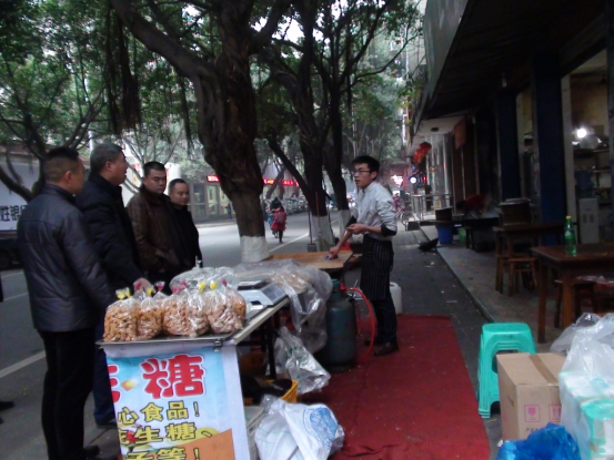 副县长曾贤清对占道经营商户进行劝导及政策宣传