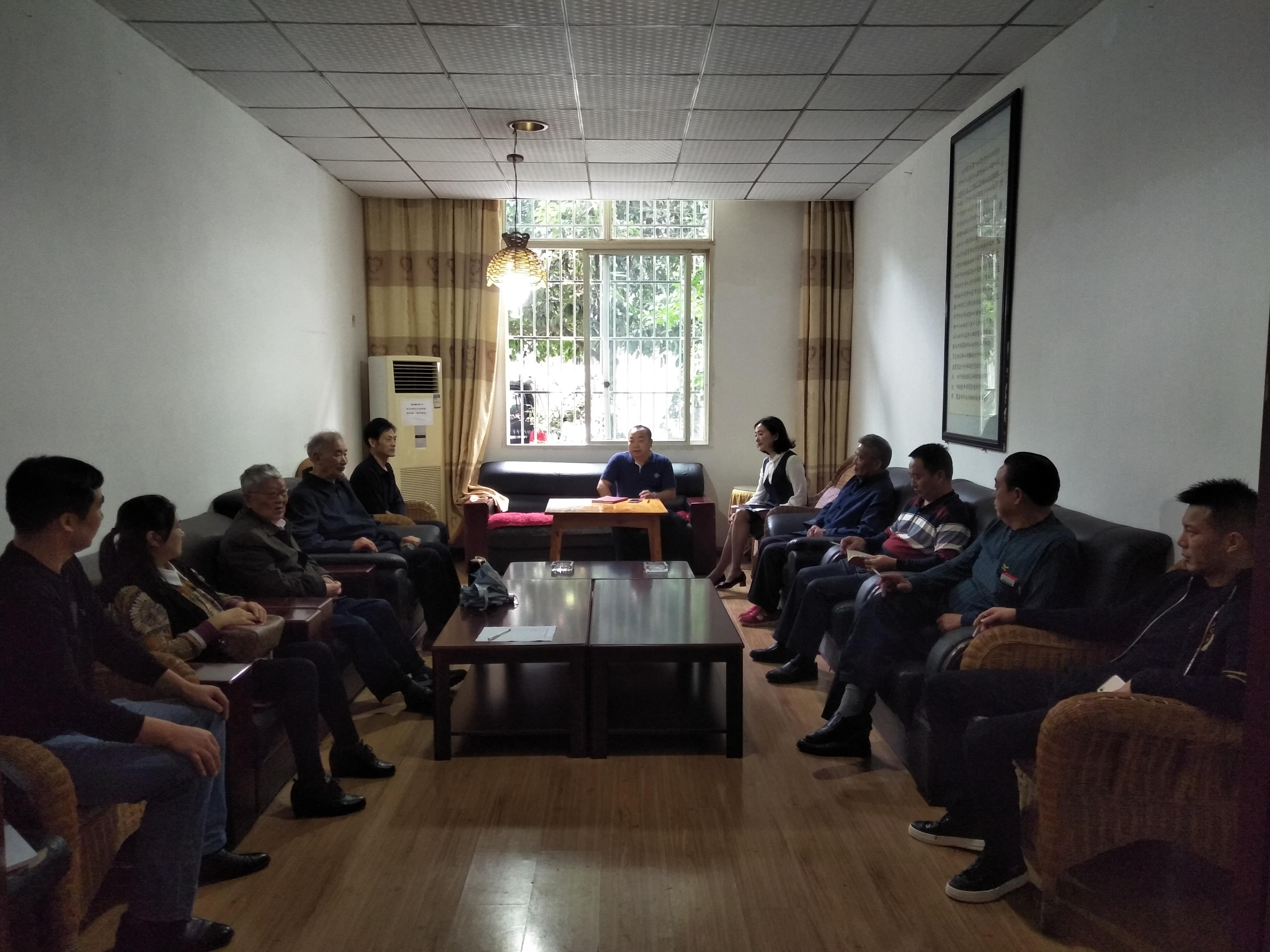 会上全体党员首先学习了新修订的《中国共产党纪律处分条例》。